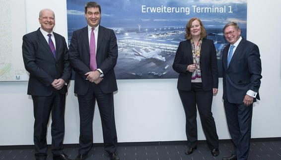Der Aufsichtsratsvorsitzende der Flughafen München GmbH (FMG) und Bayerische Finanzminister, Dr. Markus Söder (2. v. l.) und die FMG-Geschäftsführer, Dr. Michael Kerkloh (r.), Andrea Gebbeken und Thomas Weyer