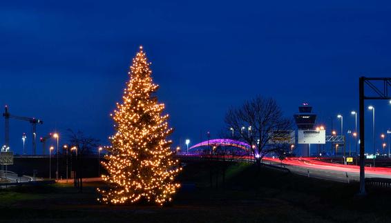 Weihnachtlicher Glanz am Münchner Flughafen: Seit dem ersten Adventswochenende erstrahlt der Christbaum an der Zentralallee des Münchner Flughafens in voller Pracht. Die 14 Meter hohe Nordmanntanne kommt in diesem Jahr aus der Nähe von Aying. Für die stimmungsvolle Beleuchtung sorgen insgesamt 1.810 stromsparende LED-Lämpchen.