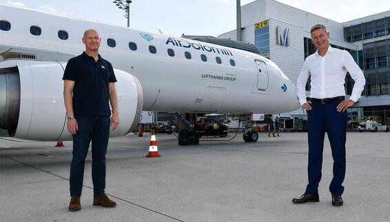 Air Dolomit CEO Jörg Eberhart (rechts) und  der Münchner Flughafenchef Jost Lammers sehen auch für die kommenden 30 Jahre beste Voraussetzungen für das Engagement der Air Dolomiti am Münchner Airport. 