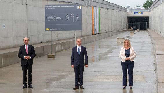 Das Foto zeigt von links den Bayerischen Finanzminister und Vorsitzenden des Aufsichtsrats der Flughafen München GmbH (FMG), Albert Füracker, den Vorsitzenden der Geschäftsführung der FMG, Jost Lammers und die Bayerische Verkehrsministerin Kerstin Schreyer.