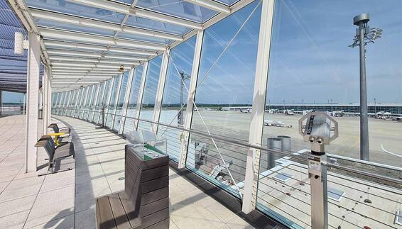 Ab 1. Juni 2022 hat die Aussichtsterrasse oberhalb Terminal 2 wieder geöffnet