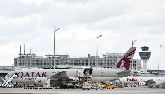 Eine Frachtverladung der Qatar Airways Cargo am Flughafen München