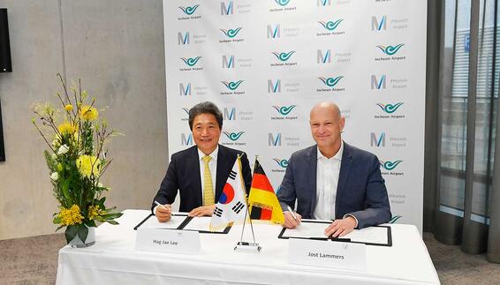 Unterzeichnung Memorandum of Understanding (MoU) durch CEO  der Incheon International Airport Corporation, Hag Jae Lee (links) und Münchens Flughafenchef Jost Lammers