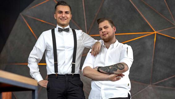 Der Michelin-Stern für das „Mountain Hub Gourmet“ im Hilton Munich Airport wurde an Küchenchef Marcel Tauschek (rechts), Restaurantleiter Karim Zarif und ihre Crew verliehen